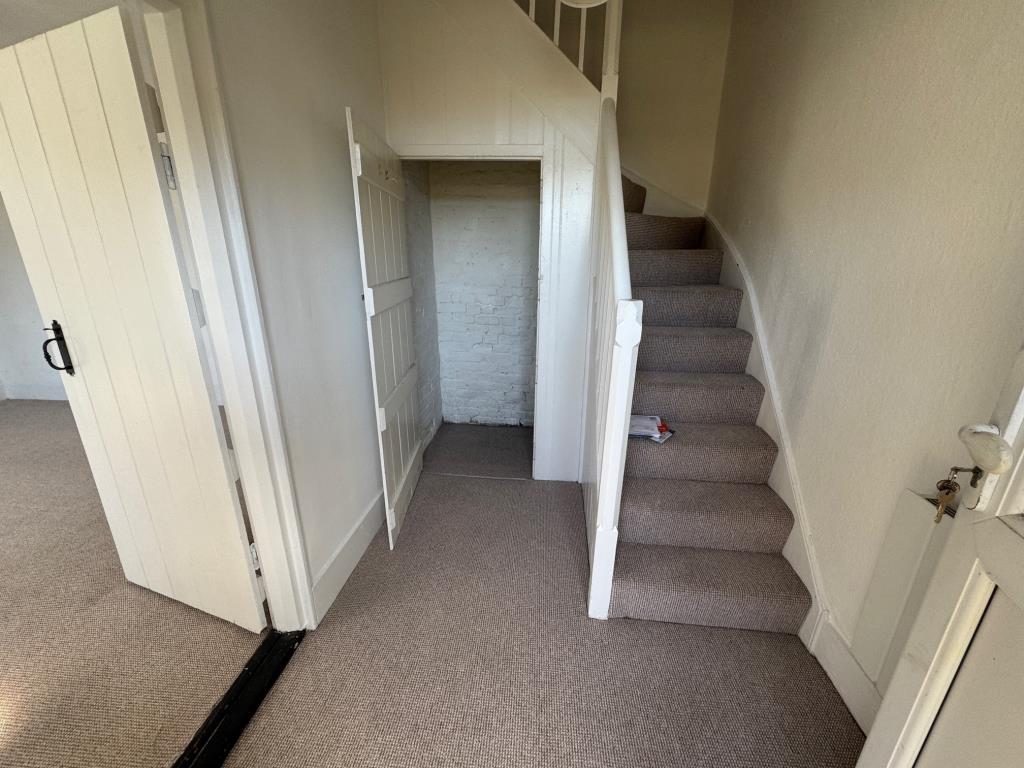 Lot: 182 - TWO-BEDROOM MID-TERRACE COTTAGE IN VILLAGE LOCATION - Entrance hall
